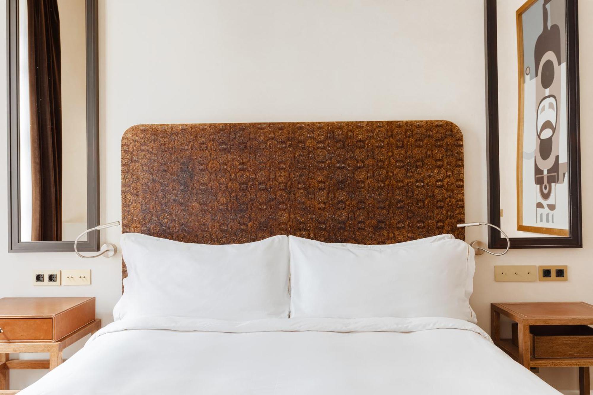 Do Placa Reial Powered By Sonder Barcelona Room photo A bed with a headboard
