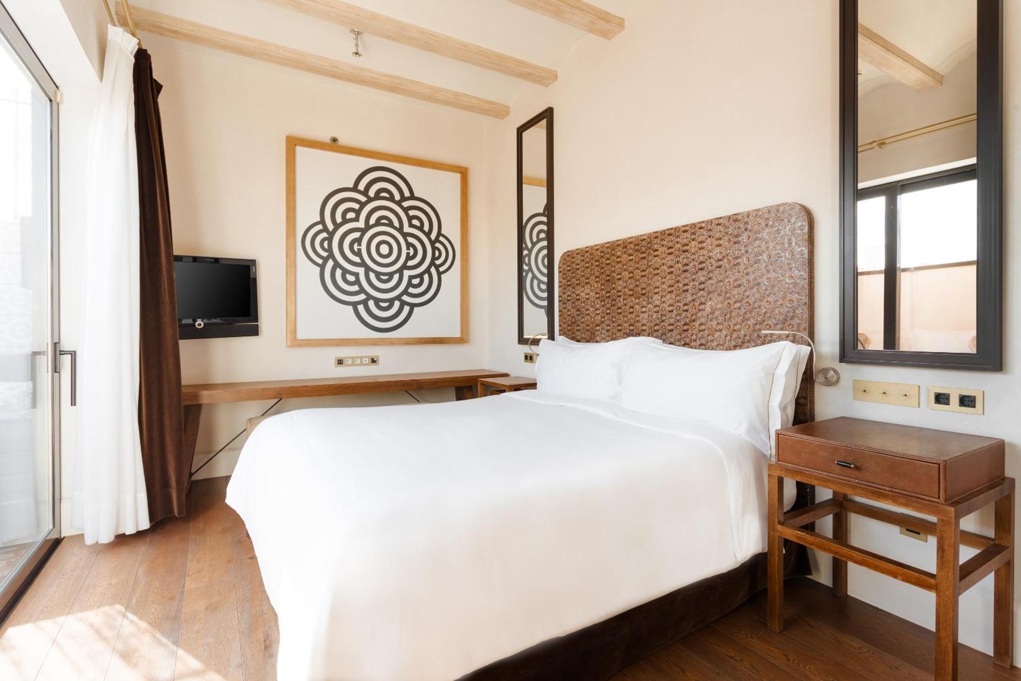 Do Placa Reial Powered By Sonder Barcelona Room photo A bedroom at the hotel