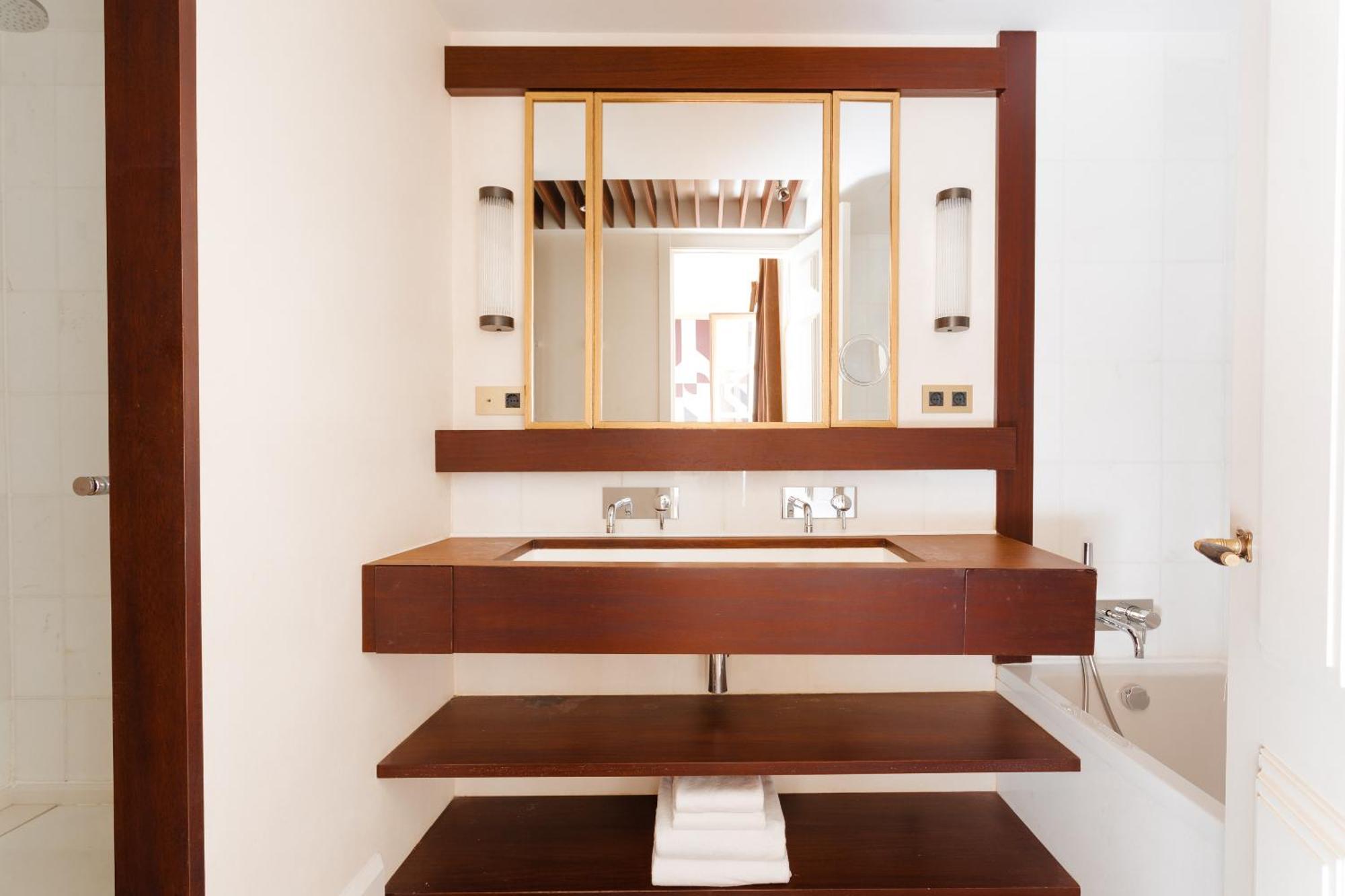 Do Placa Reial Powered By Sonder Barcelona Room photo Bathroom