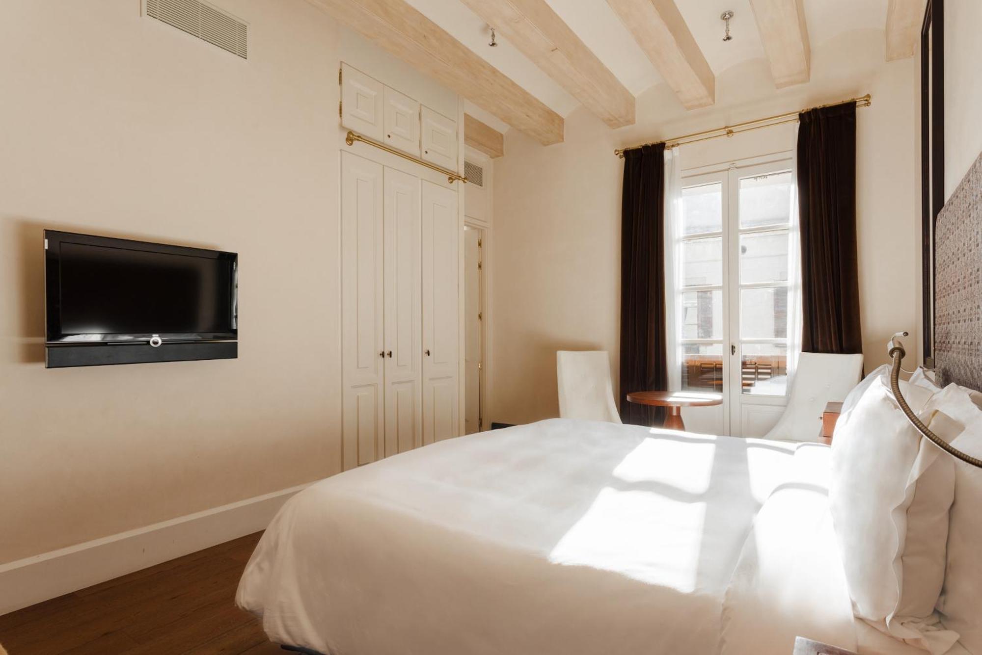Do Placa Reial Powered By Sonder Barcelona Room photo A bedroom at the hotel