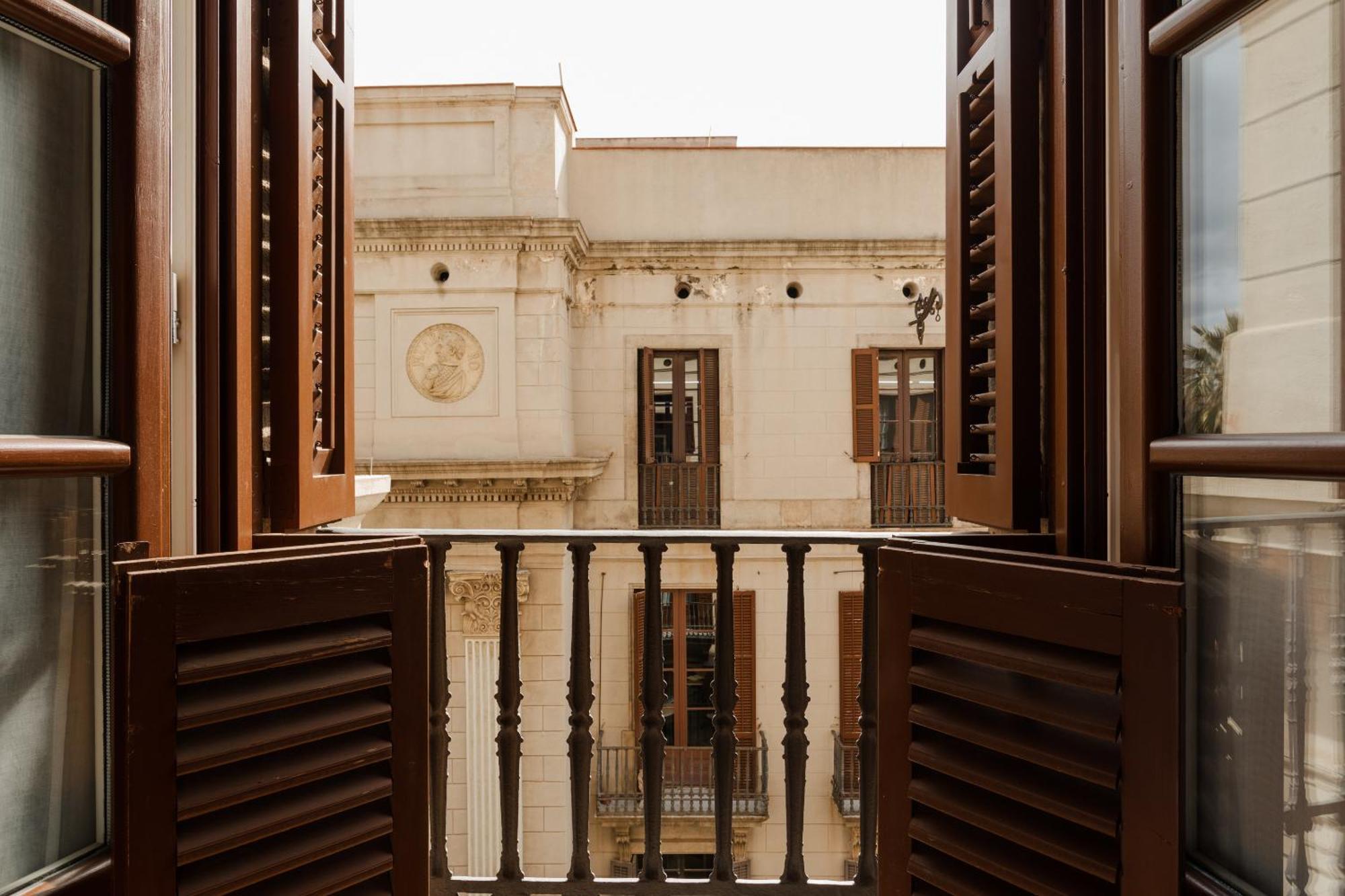 Do Placa Reial Powered By Sonder Barcelona Room photo A typical window in a house in Malta