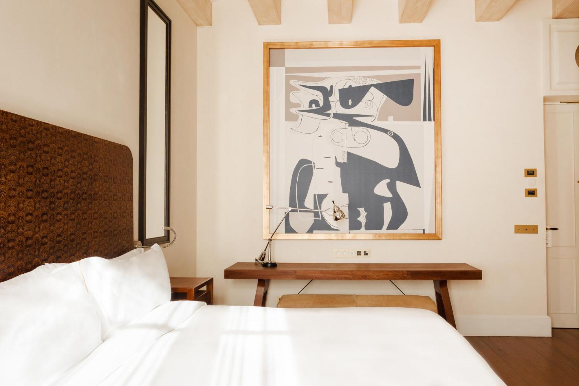 Do Placa Reial Powered By Sonder Barcelona Room photo A bedroom at the Hotel Chaco