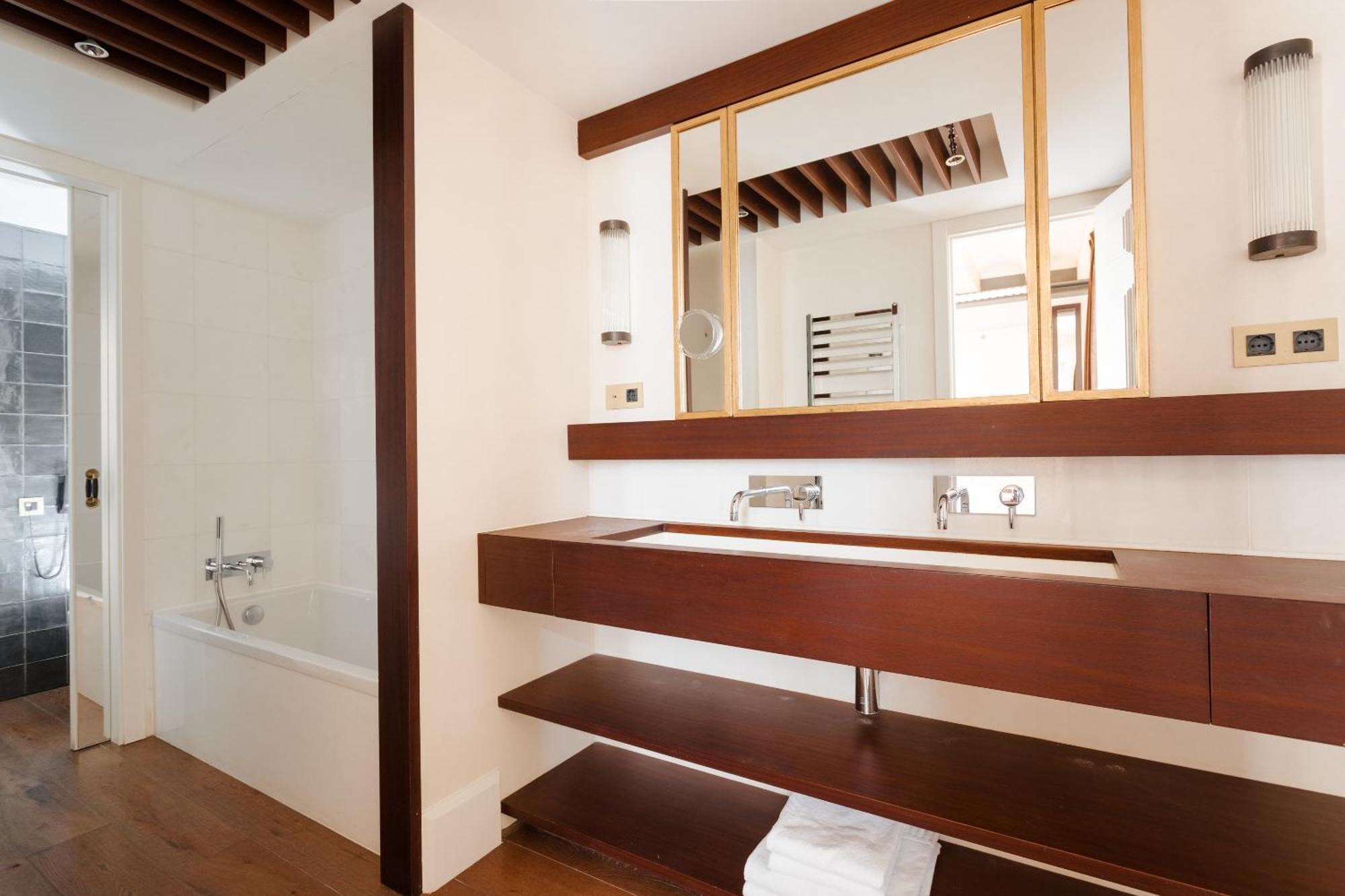 Do Placa Reial Powered By Sonder Barcelona Room photo Bathroom