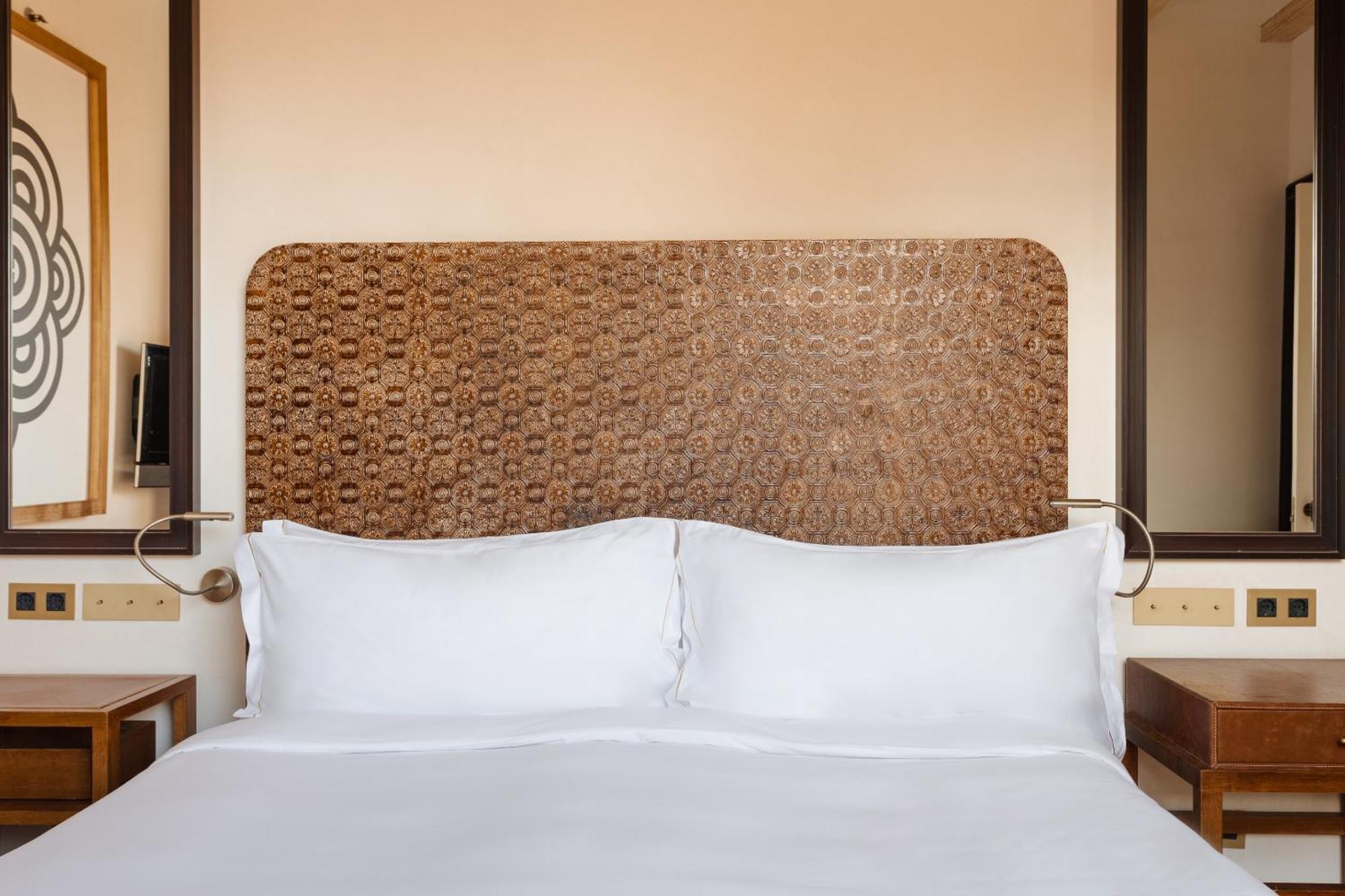 Do Placa Reial Powered By Sonder Barcelona Room photo A bed with a headboard