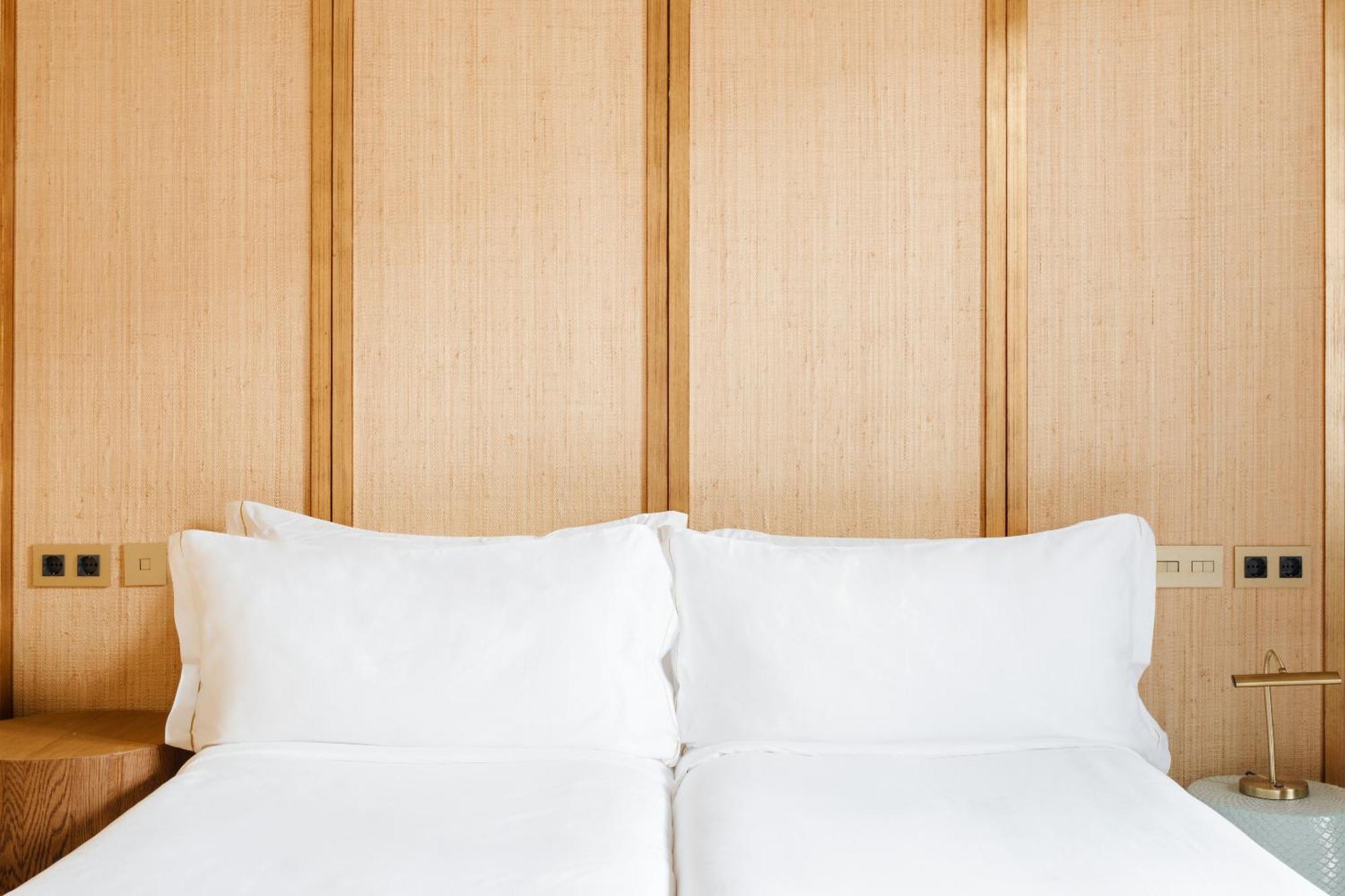 Do Placa Reial Powered By Sonder Barcelona Room photo A bed with two pillows