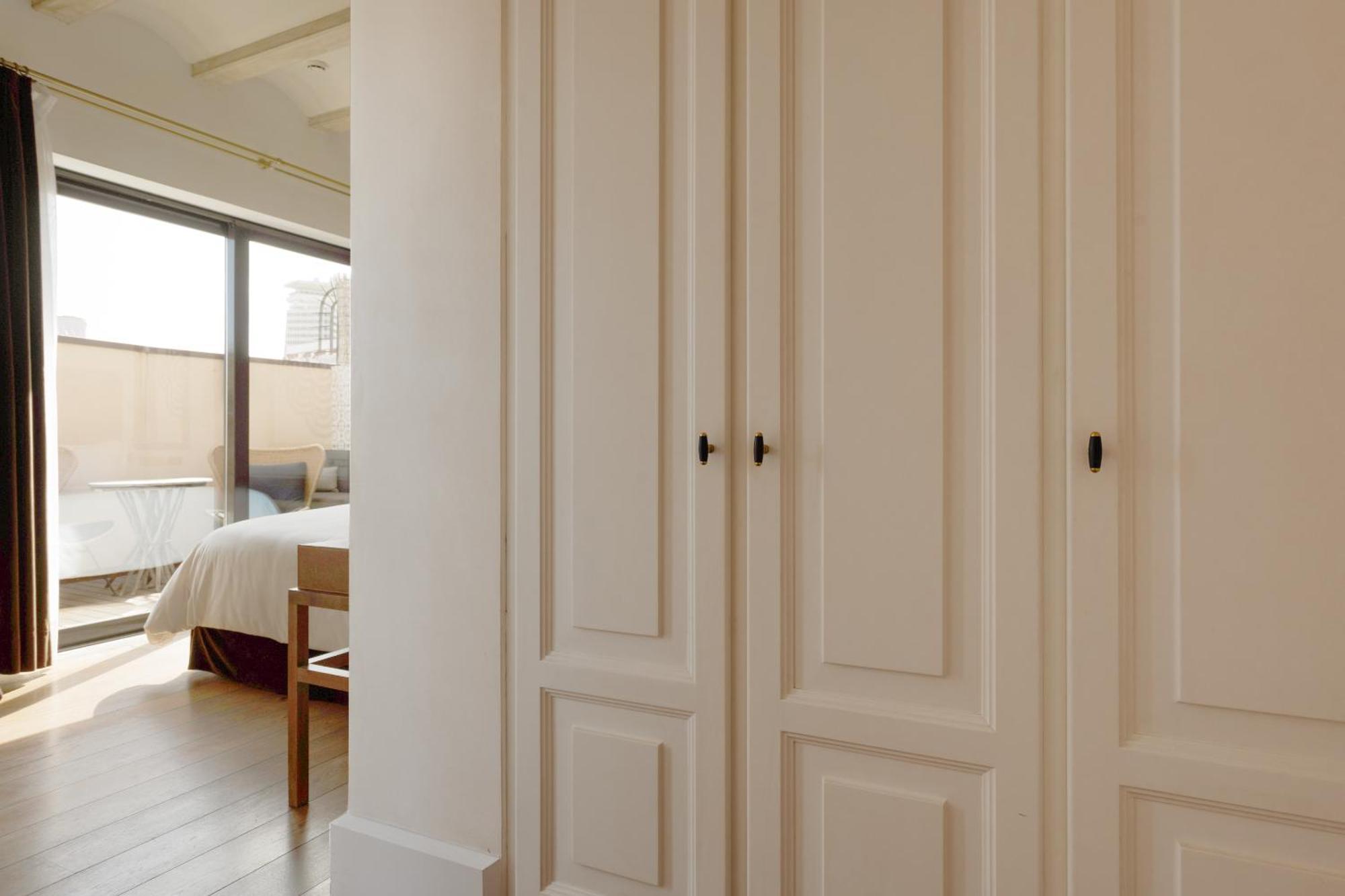 Do Placa Reial Powered By Sonder Barcelona Room photo A wardrobe