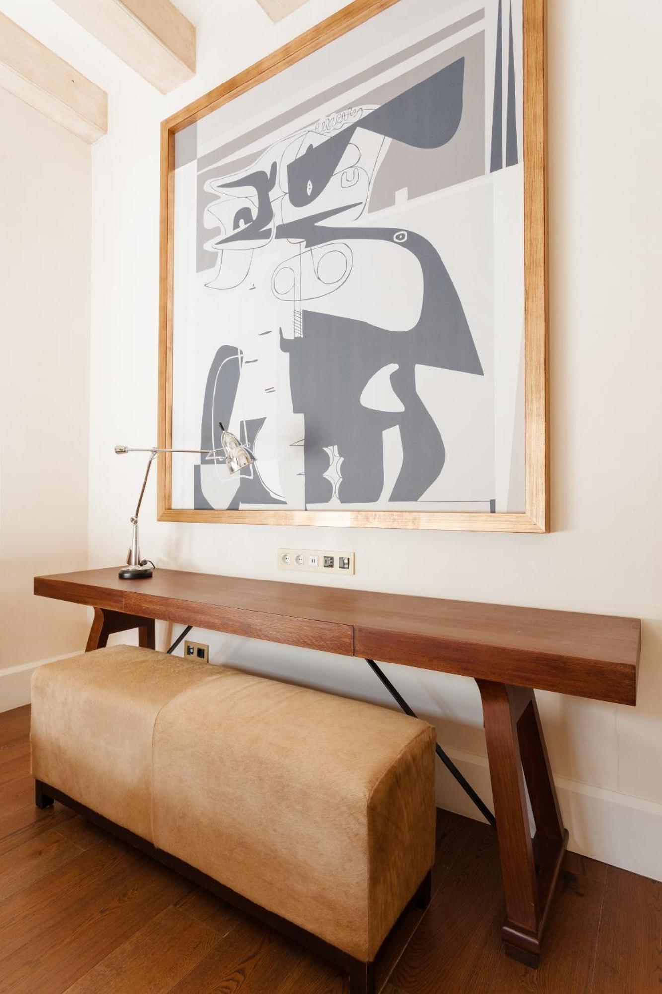 Do Placa Reial Powered By Sonder Barcelona Room photo A console table