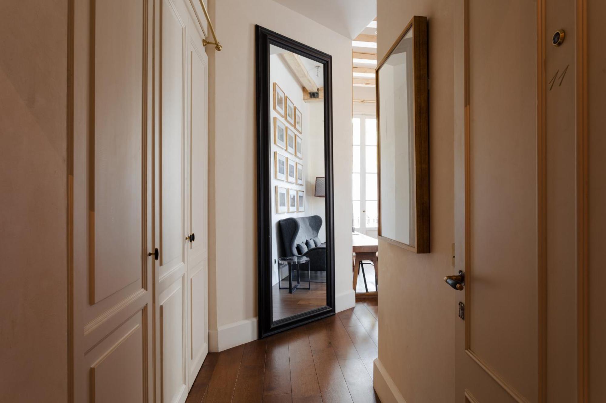 Do Placa Reial Powered By Sonder Barcelona Room photo A mirror in a home
