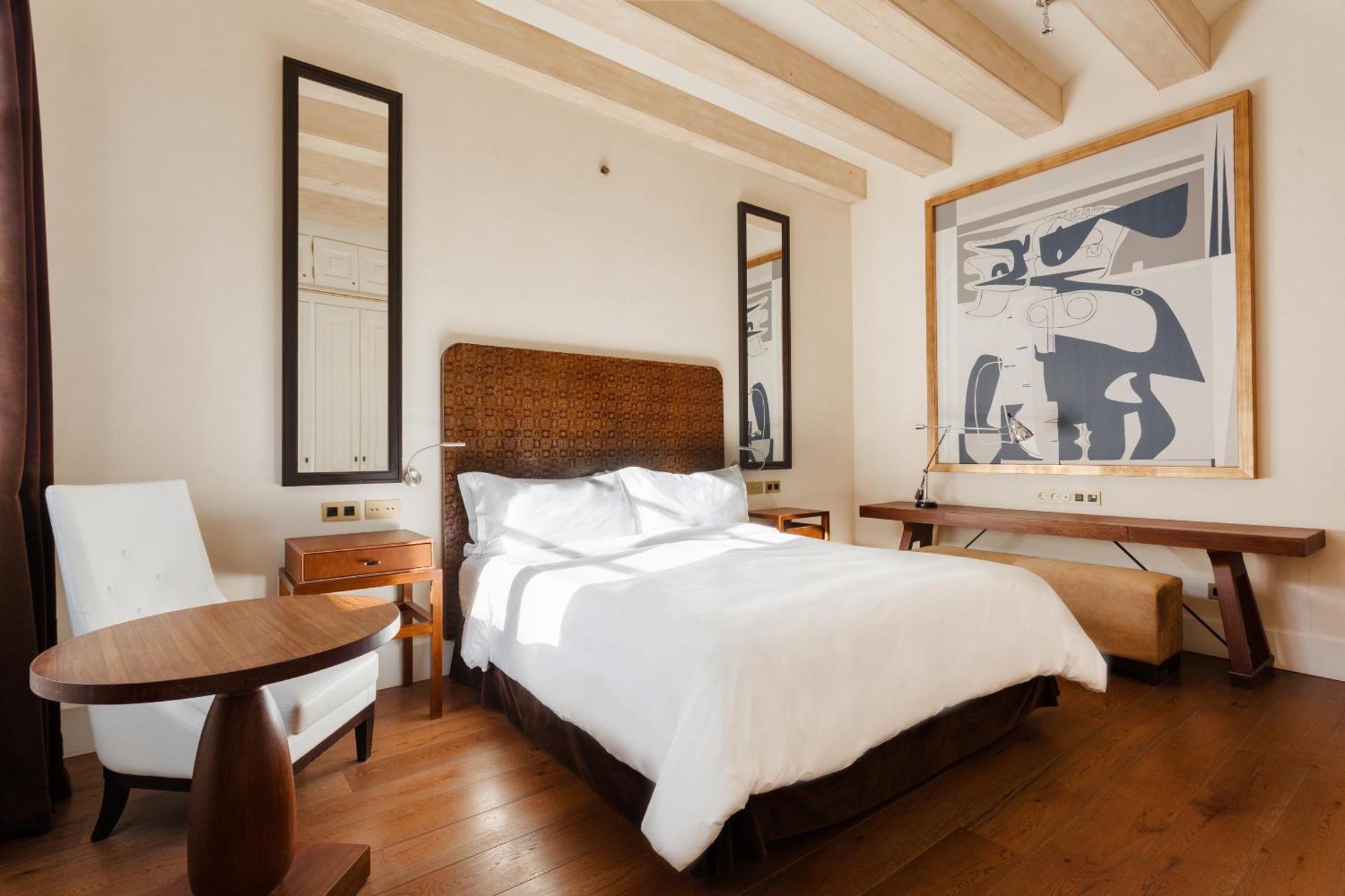 Do Placa Reial Powered By Sonder Barcelona Room photo A bedroom at the hotel