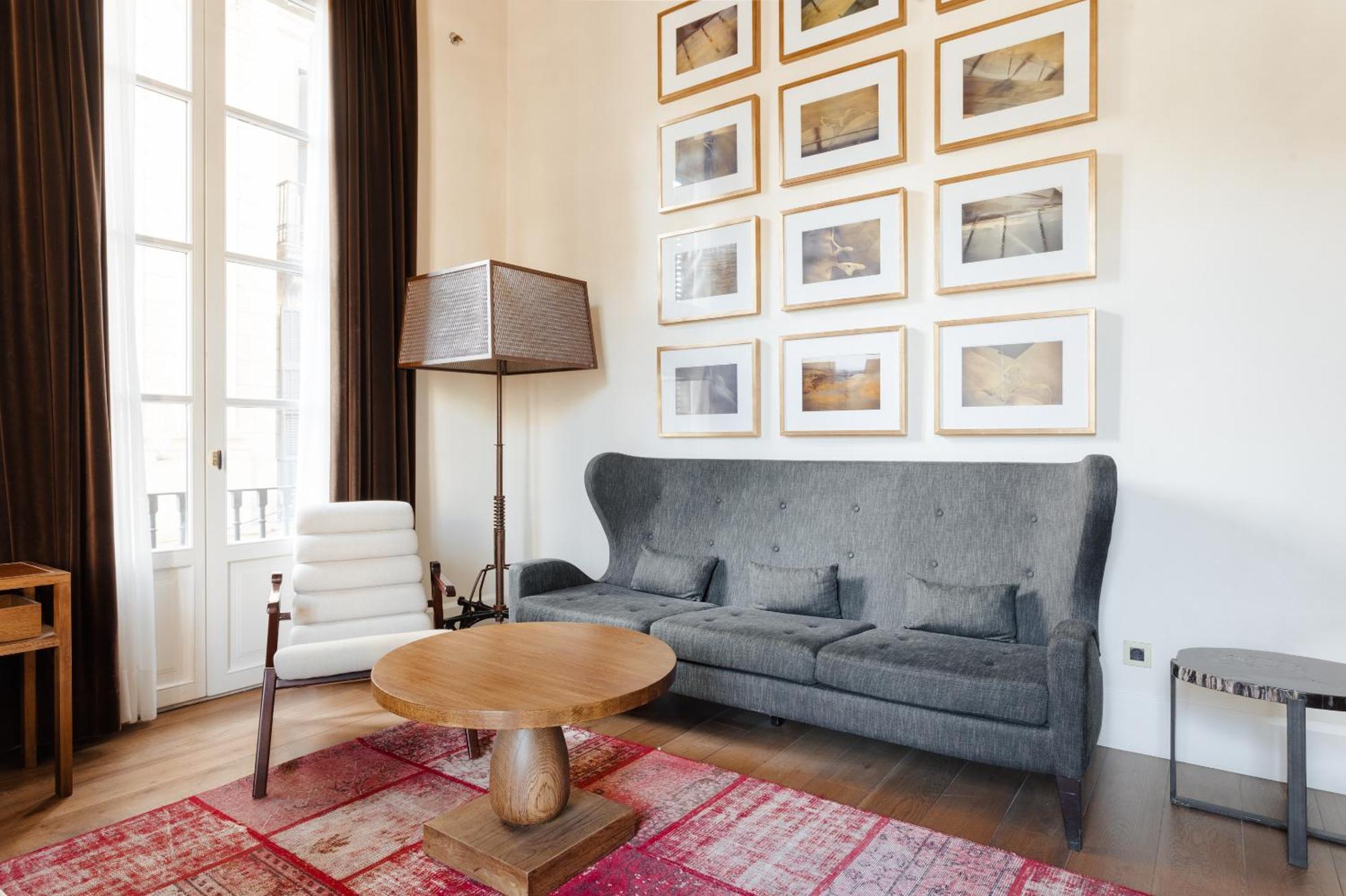 Do Placa Reial Powered By Sonder Barcelona Room photo A sofa