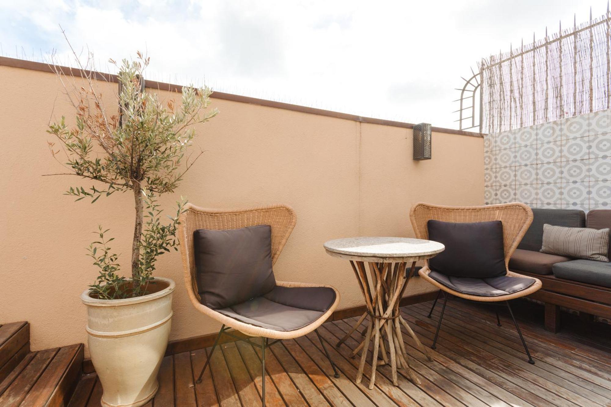 Do Placa Reial Powered By Sonder Barcelona Room photo A balcony