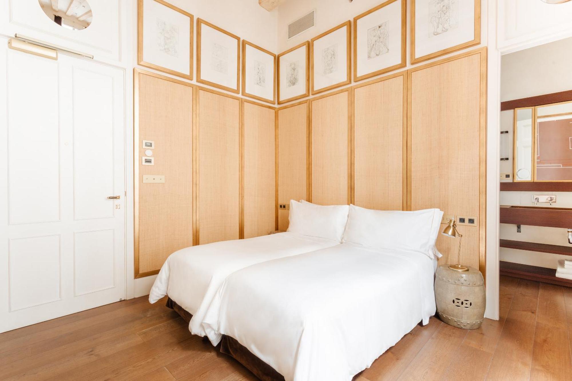 Do Placa Reial Powered By Sonder Barcelona Room photo A bedroom at the hotel