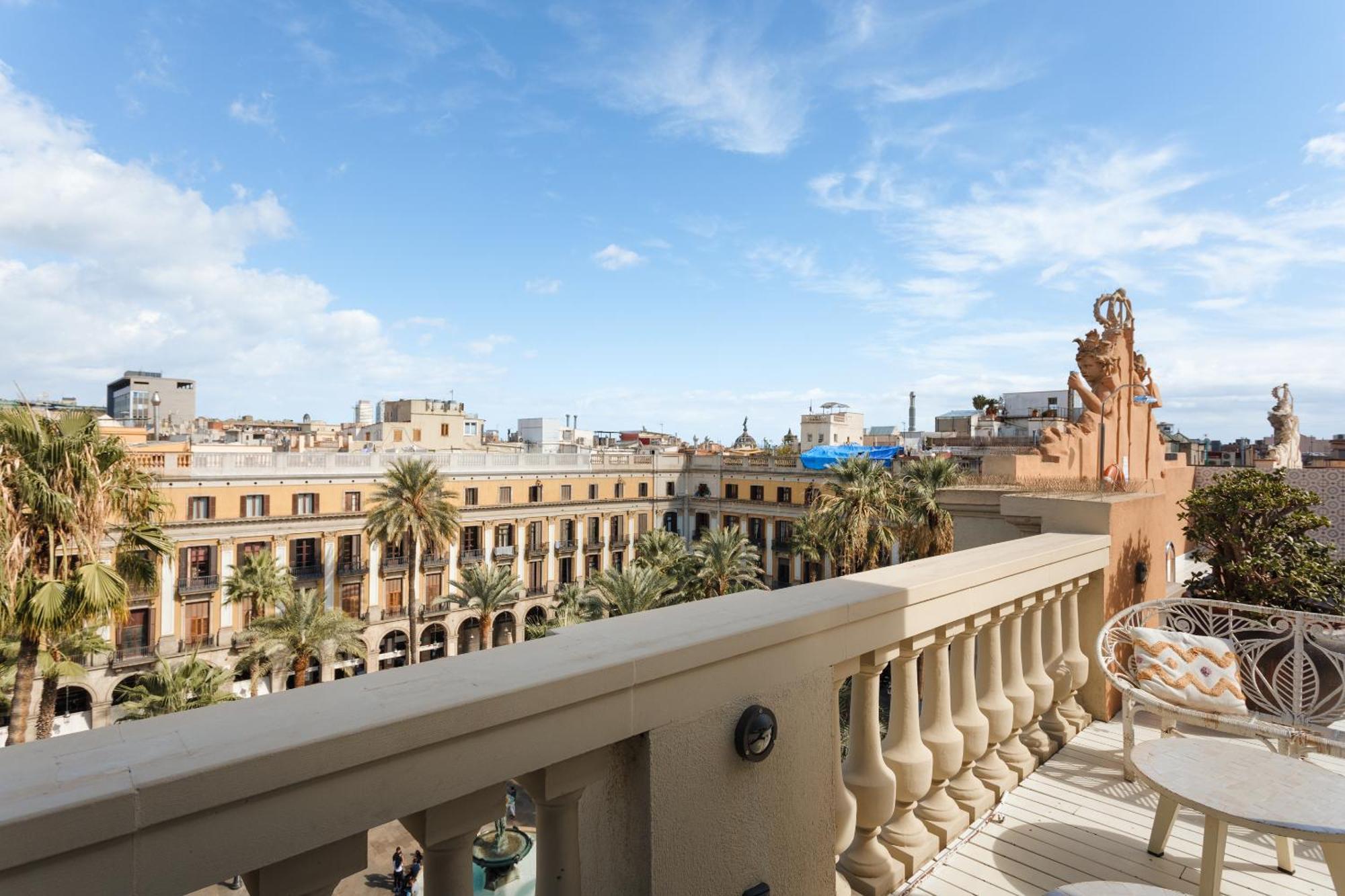 Do Placa Reial Powered By Sonder Barcelona Exterior photo View from the hotel