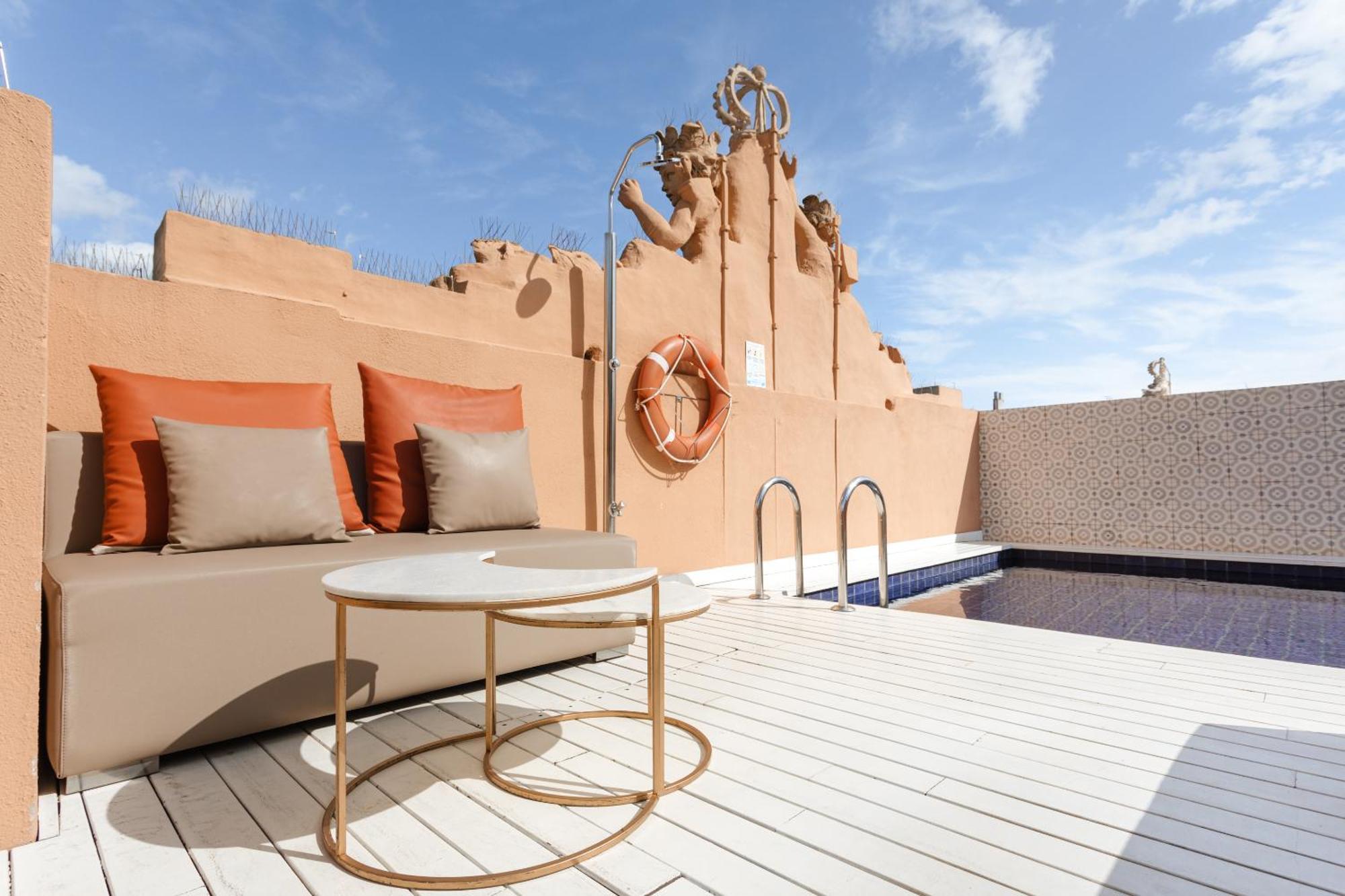 Do Placa Reial Powered By Sonder Barcelona Exterior photo The pool deck of the 100 Suite