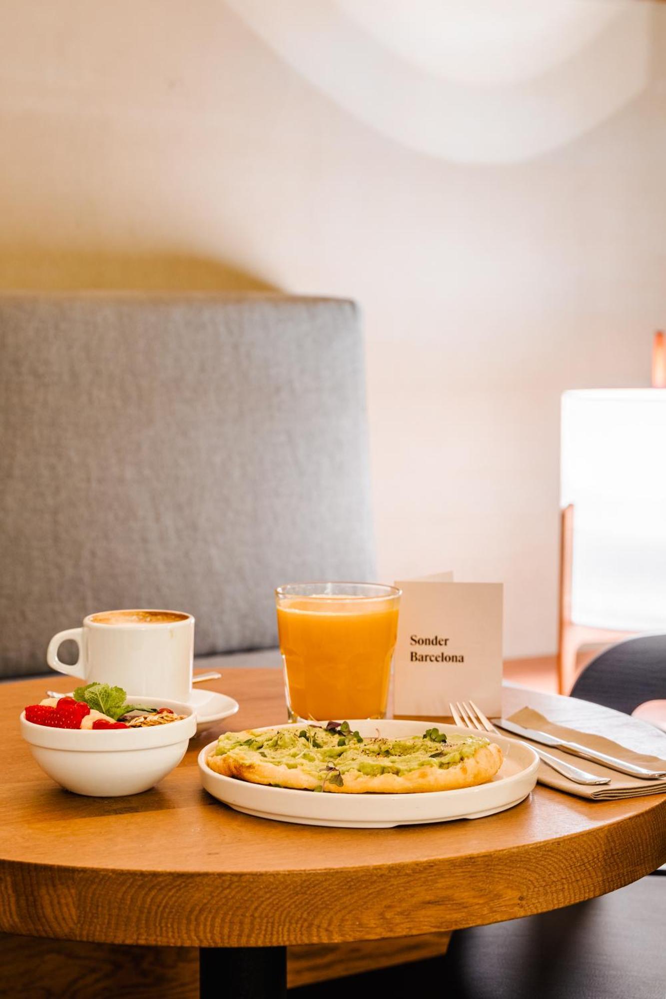 Do Placa Reial Powered By Sonder Barcelona Exterior photo A typical breakfast at a hotel