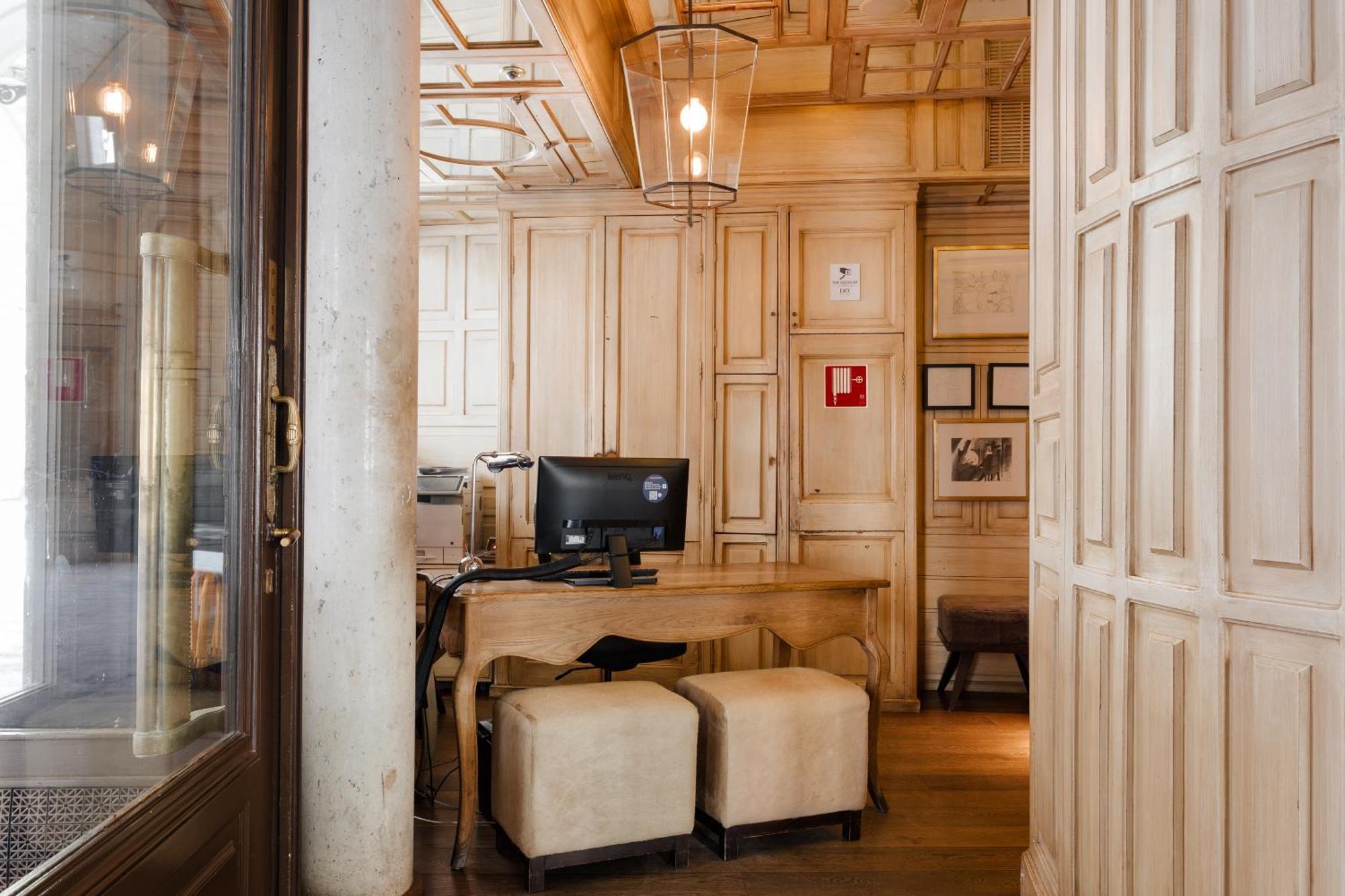 Do Placa Reial Powered By Sonder Barcelona Exterior photo The reception area of the hotel