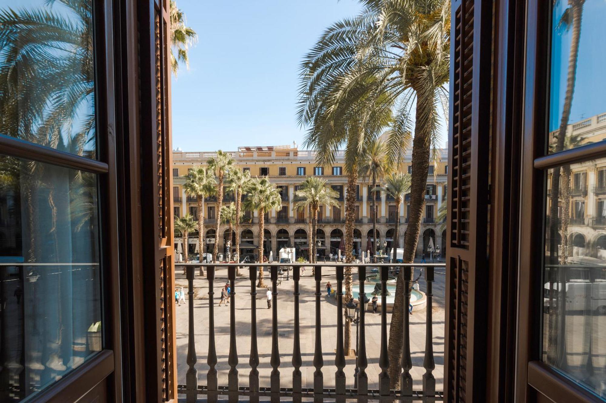 Do Placa Reial Powered By Sonder Barcelona Exterior photo View of the square from the hotel