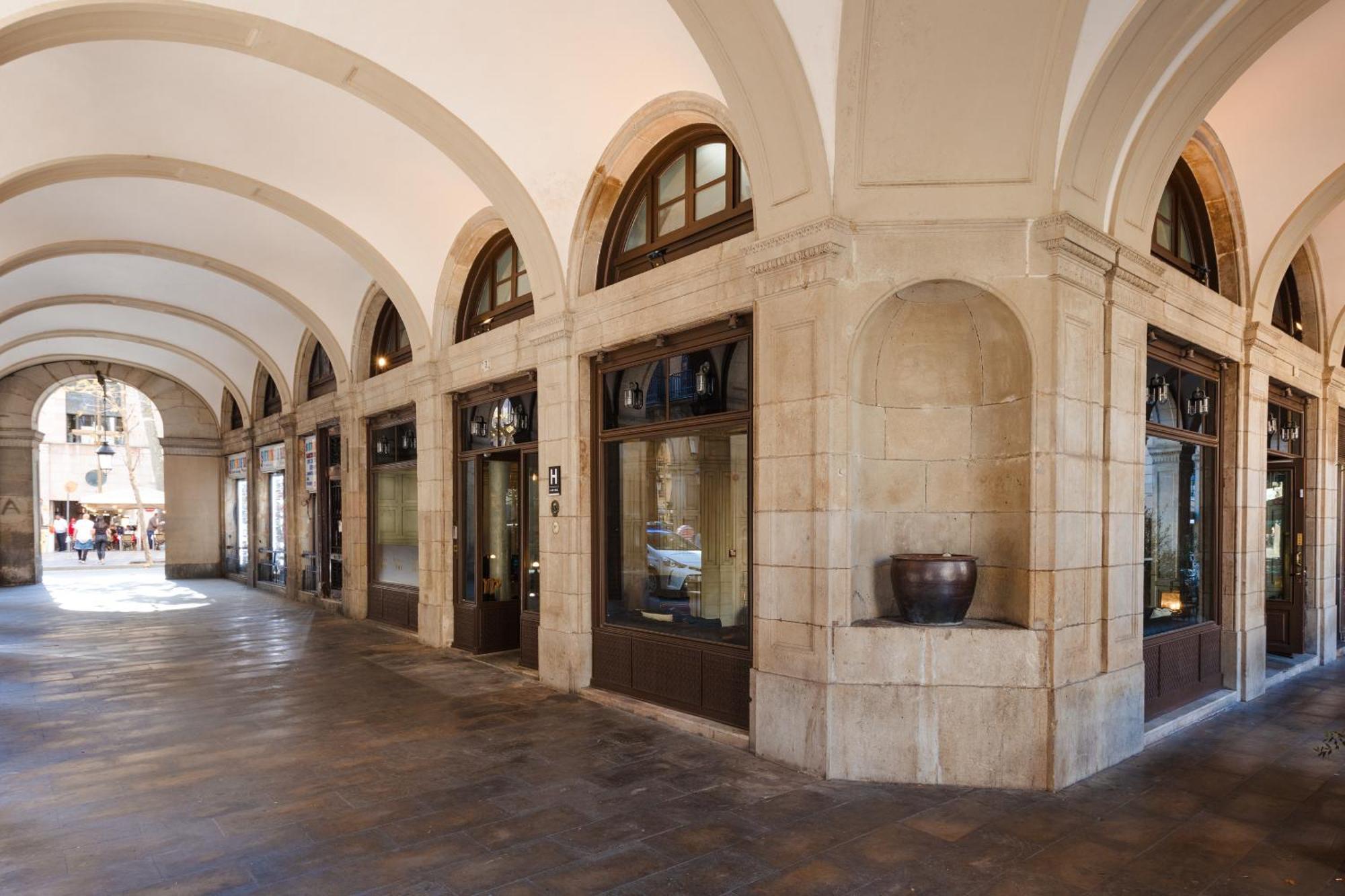 Do Placa Reial Powered By Sonder Barcelona Exterior photo Interior of the shopping mall