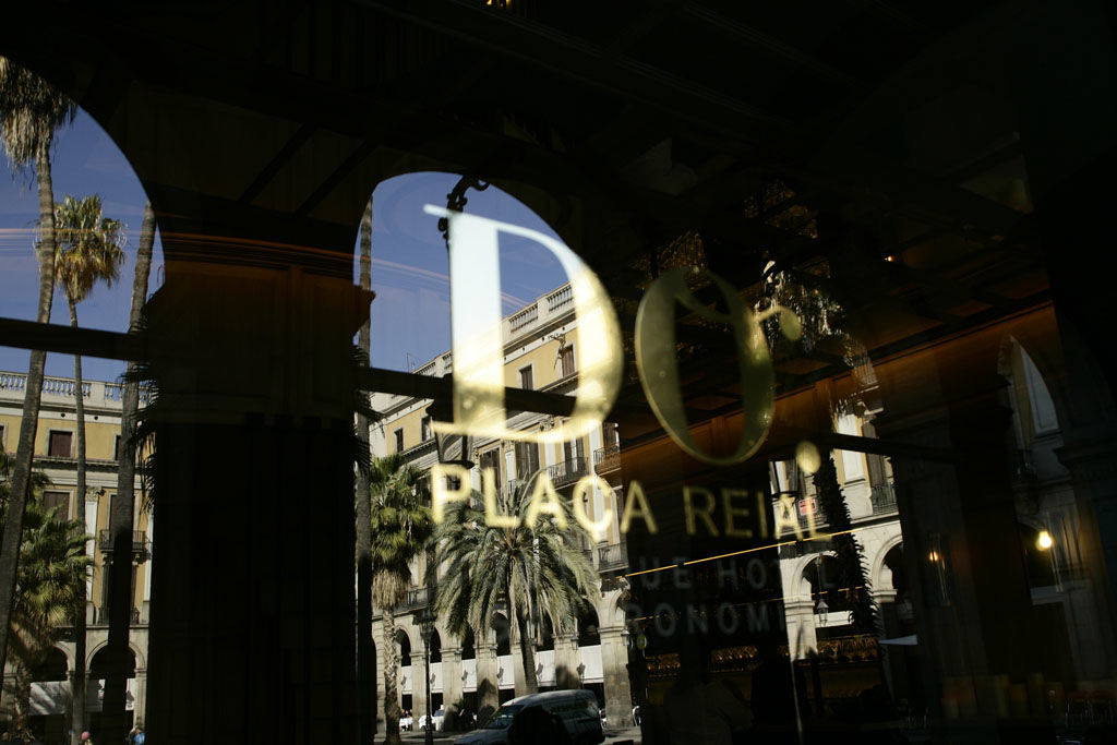 Do Placa Reial Powered By Sonder Barcelona Exterior photo Plaza Real